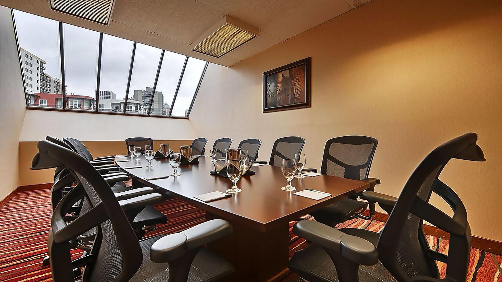 Place And Conference Center 2*